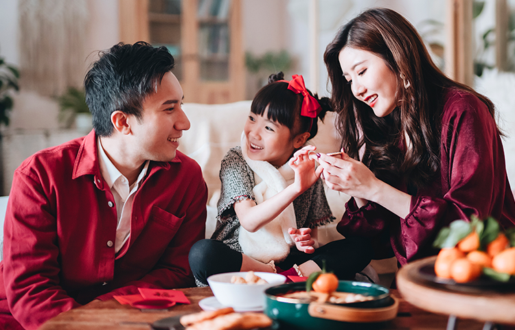 Famille asiatique mangeant des collations et célébrant le Nouvel An lunaire.